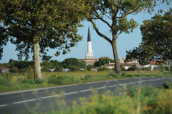 Circulation sur la route entre Ars-en-Ré et Saint-Clément. Tourisme sur l'île de Ré. Ars-en-Ré le 13 08 2011. PHOTO XAVIER LEOTY