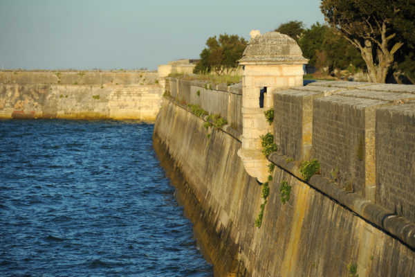 Les remparts du port de Saint-Martin-de-Ré au couché du soleil. Tourisme sur l'île de Ré. Le 16 08 2011. PHOTO XAVIER LEOTY